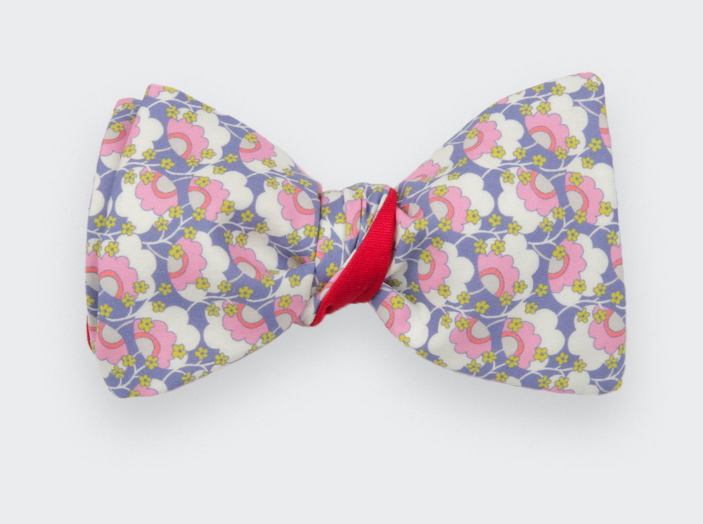 Noeud papillon fleuri rose en coton.